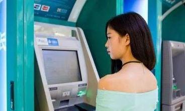 女孩銀行卡被吞，工作人員卻不願來處理，機智說了8個字，工作人員火速趕到現場
