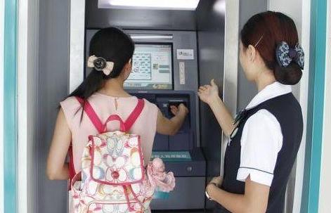 女孩銀行卡被吞，工作人員卻不願來處理，機智說了8個字，工作人員火速趕到現場