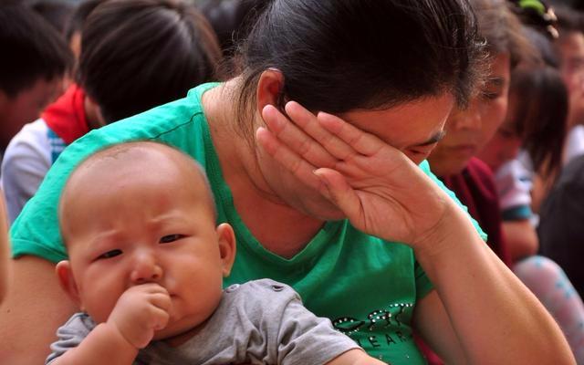 提著兩隻土雞去看女兒，進門看見跪在地上的人，我踹了女婿一腳