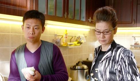 提著兩隻土雞去看女兒，進門看見跪在地上的人，我踹了女婿一腳