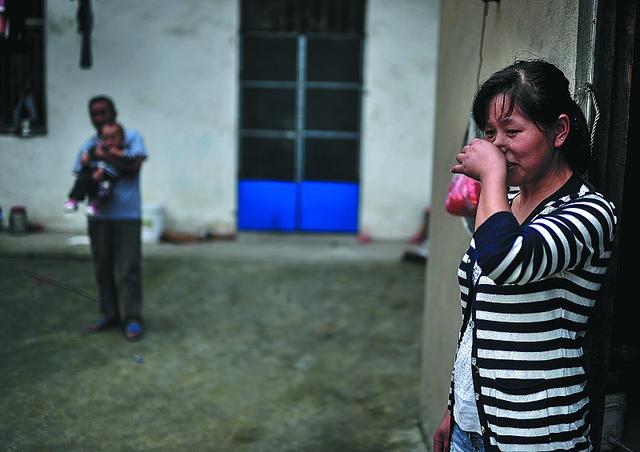 老公進城打工我在家養豬，農閒我去給他送橘子，推開門我如鯁在喉