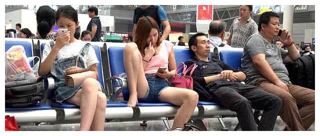 女子坐姿不雅，男子偷窺的眼神絕了，接下來女子不淡定了