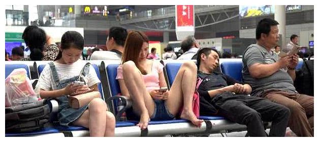 女子坐姿不雅，男子偷窺的眼神絕了，接下來女子不淡定了