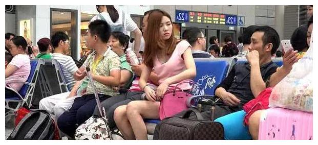 女子坐姿不雅，男子偷窺的眼神絕了，接下來女子不淡定了