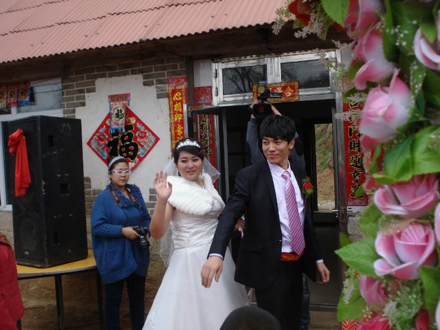 婚後老婆保管工資卡，弟弟娶親問我借彩禮錢，查完餘額我百感交集