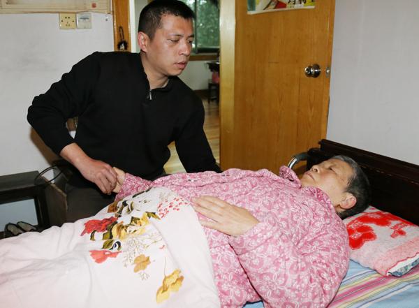 孝順兒子因救人去世，一年後收到他發來的語音，點開父親老淚縱橫