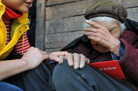 孝順兒子因救人去世，一年後收到他發來的語音，點開父親老淚縱橫