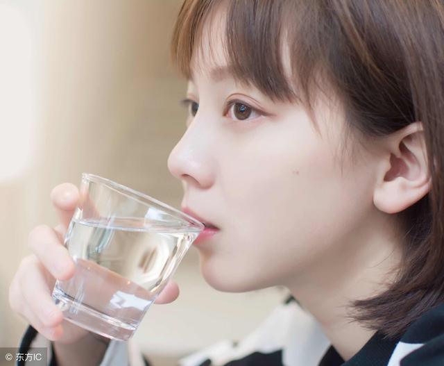 燒開的自來水、10元的桶裝水、3元瓶裝礦泉水，長期喝哪種好？