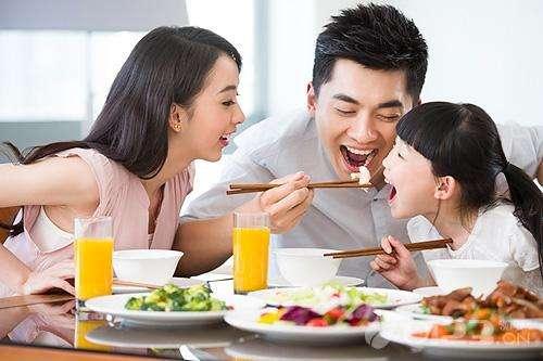 晚餐影響壽命？養生專家：長壽的人，吃晚飯時不會犯這3個錯誤
