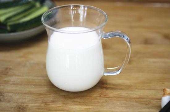 牛奶中全是防腐劑？喝牛奶有毒致癌？知道了這些，才能健康喝牛奶