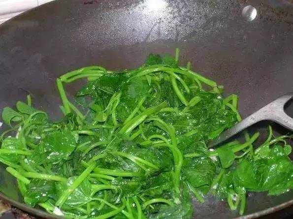番薯葉能保護血管、清潔腸道、防貧血，改善便秘！但是不能這樣吃，趕快告訴家人~