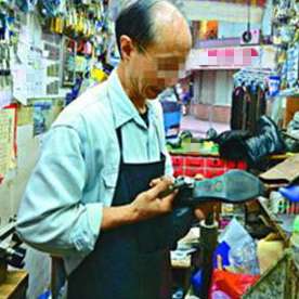  孤兒求鞋店老闆送自己一雙鞋，老闆：「只要你在我店裡打兩天工，就可以得到運動鞋」多年後，他找到店老闆，向他深深鞠了一躬！