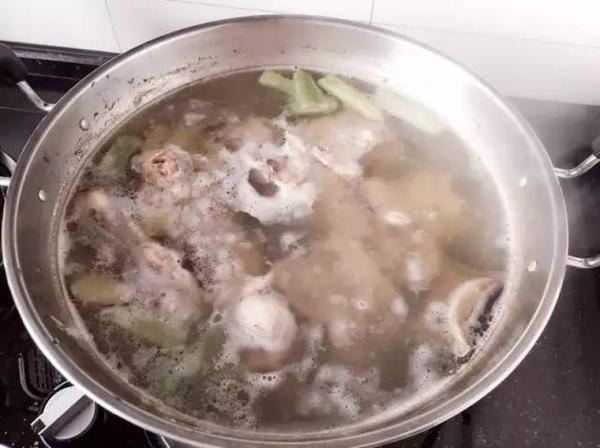 炒菜到底要不要加水？30年老廚師告訴你這裡面的秘訣，值得收藏！