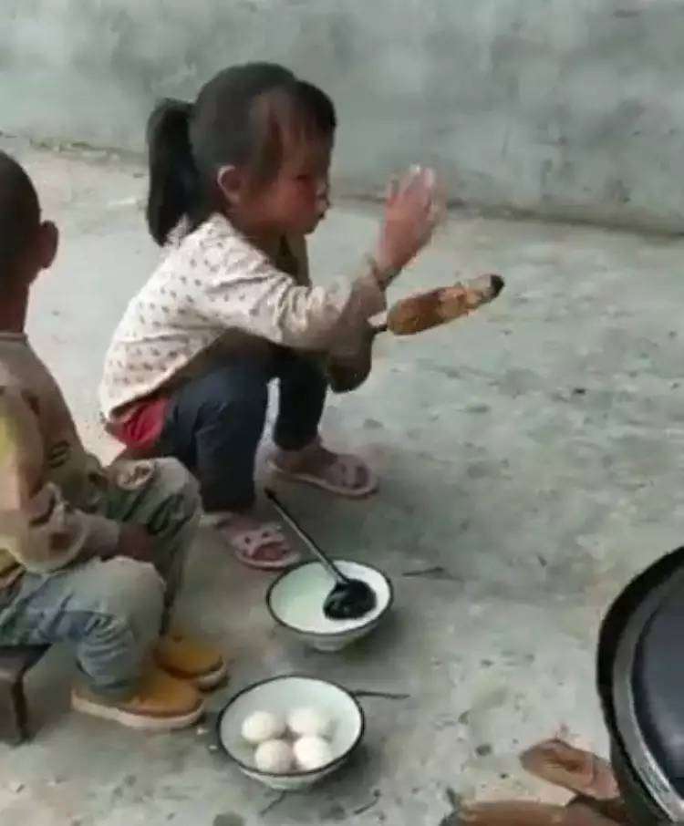  5歲小女孩「煮晚餐超熟練」獨自照顧弟弟　烤好玉米「伸手摟住弟弟」說出口的話令人鼻酸