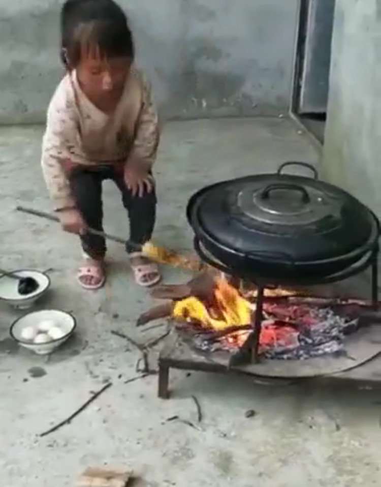  5歲小女孩「煮晚餐超熟練」獨自照顧弟弟　烤好玉米「伸手摟住弟弟」說出口的話令人鼻酸
