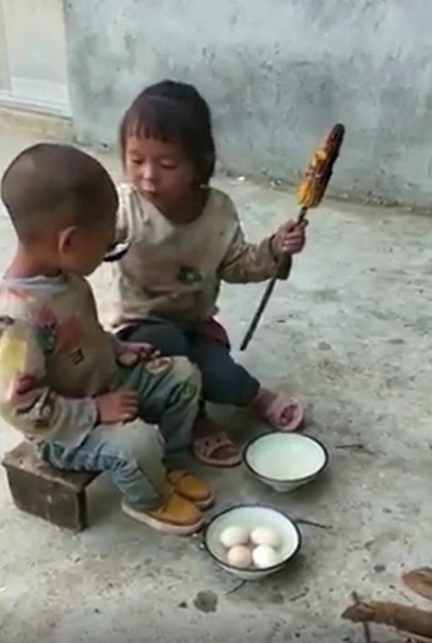  5歲小女孩「煮晚餐超熟練」獨自照顧弟弟　烤好玉米「伸手摟住弟弟」說出口的話令人鼻酸