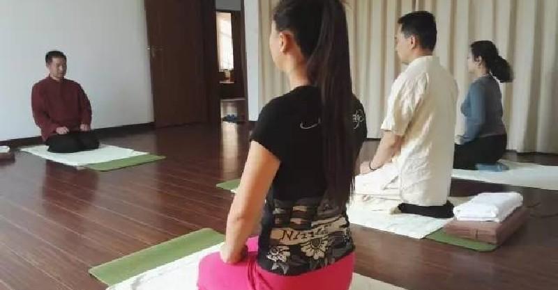 「跪坐1分鐘」打通全身氣血，腰背變得好輕鬆，痠痛不再來！ 