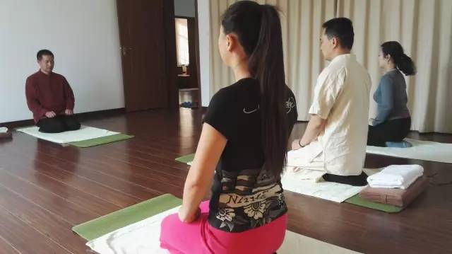 「跪坐1分鐘」打通全身氣血，腰背變得好輕鬆，痠痛不再來！ 
