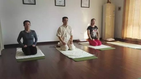 「跪坐1分鐘」打通全身氣血，腰背變得好輕鬆，痠痛不再來！ 