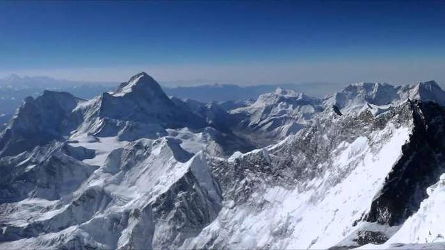 珠穆朗瑪峰的頂峰畫面，就知道地球確實是圓的
