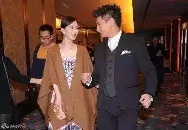  劉詩詩結婚三年終於懷上，吳奇隆緊張護妻，肚子大到藏不住！