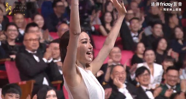 謝金燕典禮感嘆「27年前曾支離破碎」演講撼動全場　劉德華聽完「起身敬禮鼓掌」感動喝采