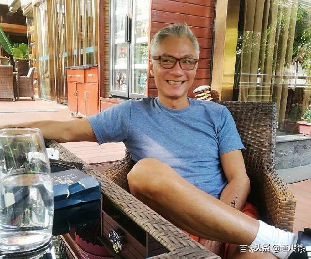 曾是劉嘉玲初戀，還被譽為「香港第一美男」，如今58歲像70歲老頭...
