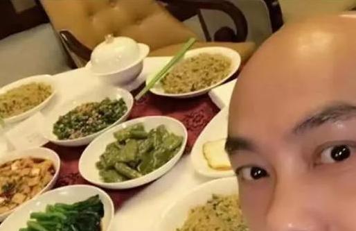 張衛健「豪華住宅」被曝光，卻被桌上的「飯菜」搶鏡....這才是明星的生活！