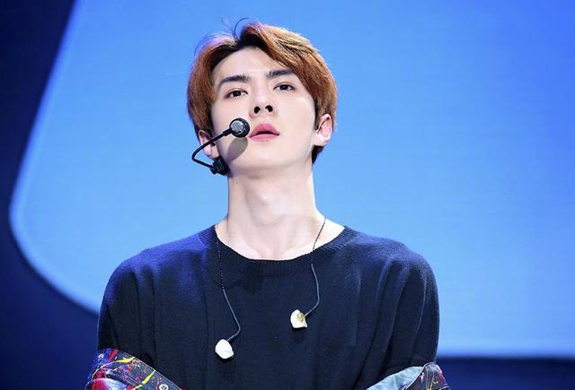 吳世勛深夜連更兩博發自拍，自演文盲式追星，比之前正常多了