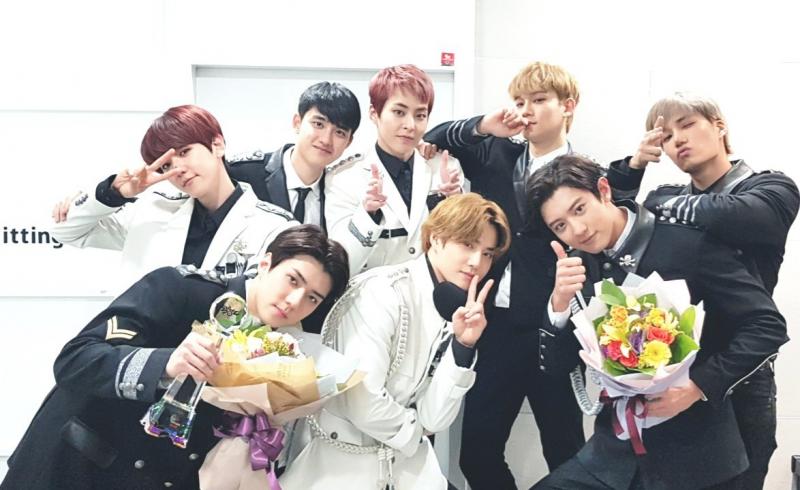 [EXO][新聞]181116 Tempo二連獎杯佔領推特熱搜第一！EXO榮耀的一位合照公開
