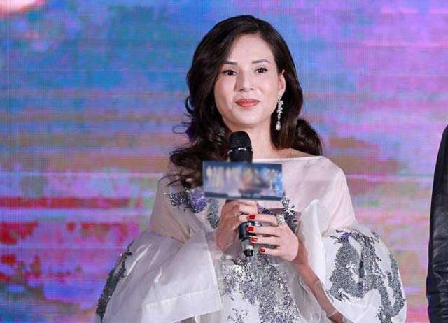 古天樂守她16年，卻被假富商騙1億，如今50歲凍齡無人娶