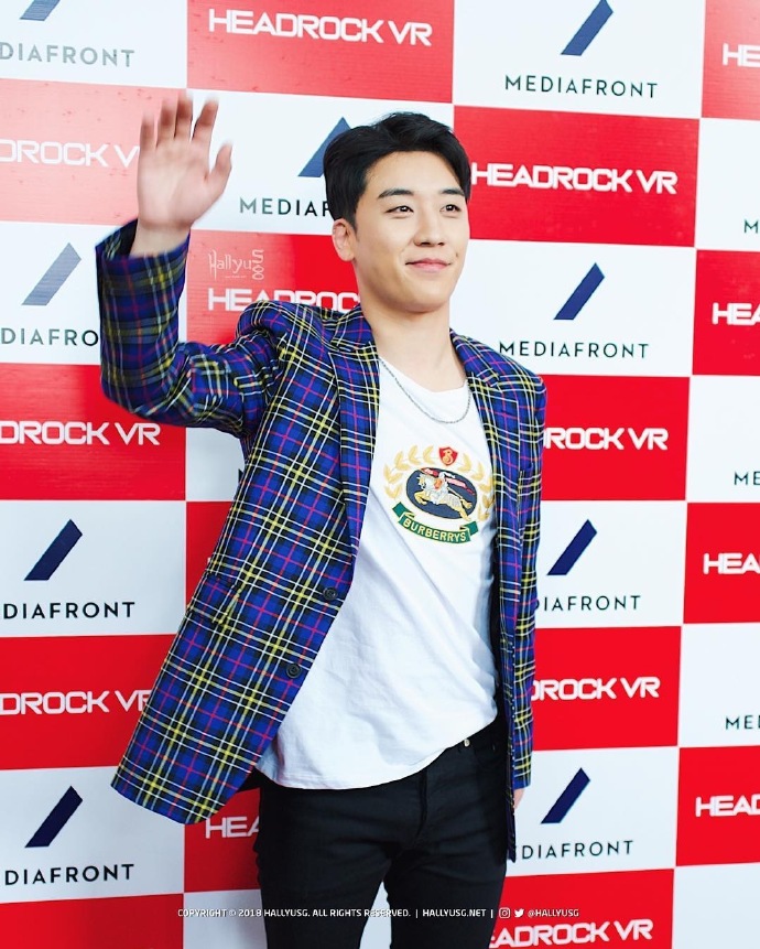 [BigBang][新聞]181115 今天是VR創意總監勝利！親身體驗VR卻發出一聲熊貓叫