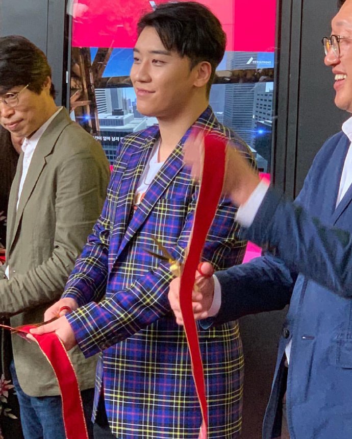 [BigBang][新聞]181115 今天是VR創意總監勝利！親身體驗VR卻發出一聲熊貓叫