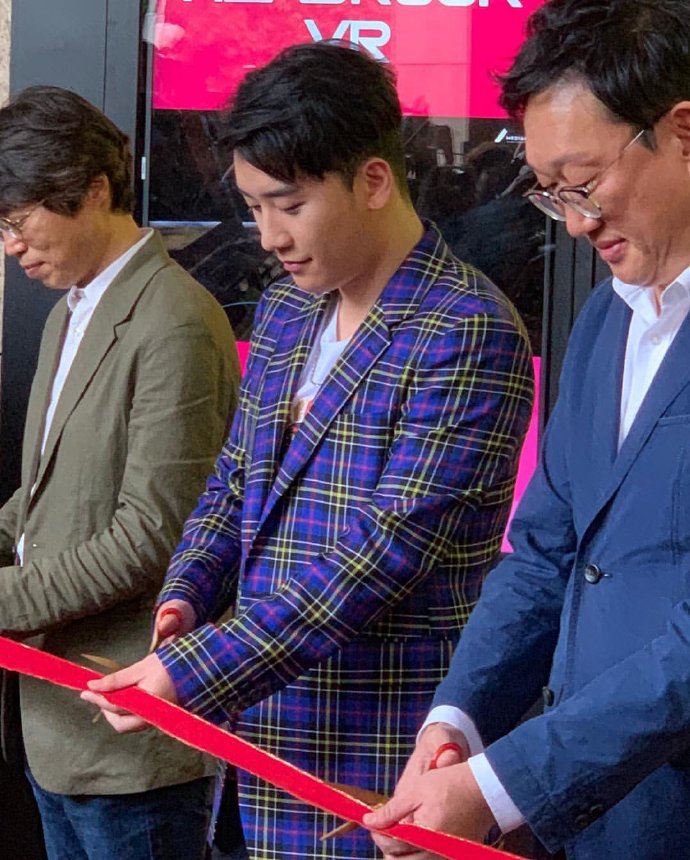 [BigBang][新聞]181115 今天是VR創意總監勝利！親身體驗VR卻發出一聲熊貓叫