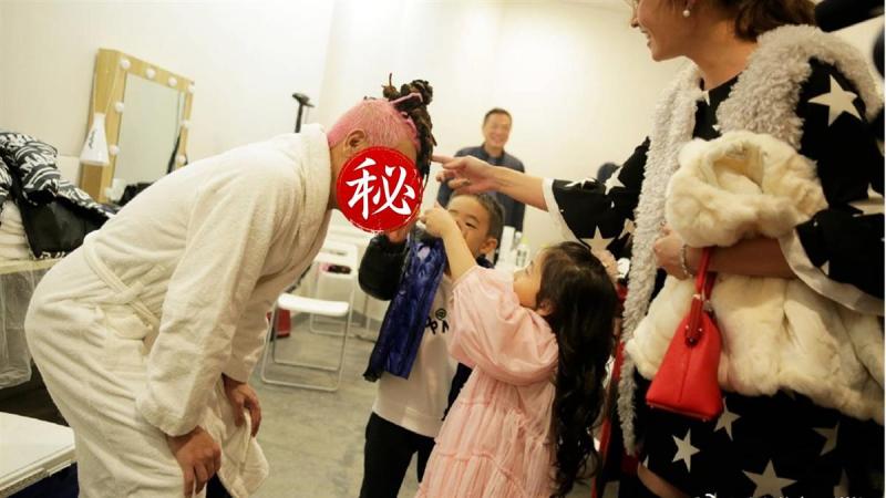 小泡芙探班！陳小春溺愛眼神快融化…Jasper晾一旁