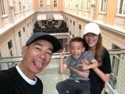 狠遭鐵鍊鎖腿！陳小春曝窮困童年 悔：3000元賣掉弟弟