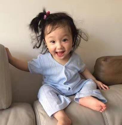 林心如2歲女兒美的過分，完全繼承爸媽優點，是個大眼「睫毛精」