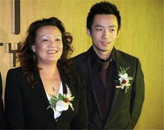 「婆媳相」？大S和汪小菲同框，卻被指身材越來越像婆婆張蘭！