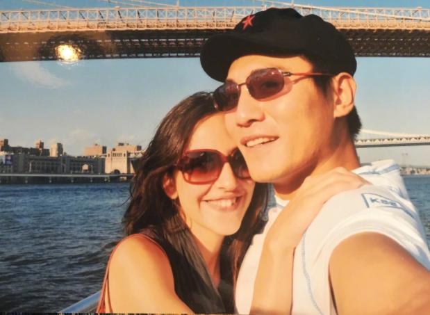 著名演員，為照顧患病妻子三年不拍戲，今妻子容顏蒼老仍不離不棄！