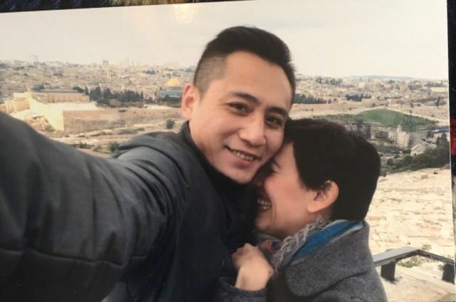 著名演員，為照顧患病妻子三年不拍戲，今妻子容顏蒼老仍不離不棄！