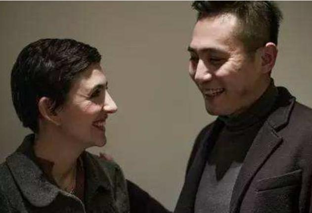 著名演員，為照顧患病妻子三年不拍戲，今妻子容顏蒼老仍不離不棄！