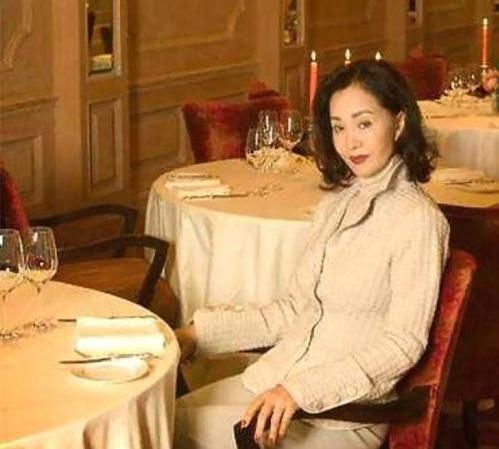她在紅時為愛息影，卻嫁錯了人，今72歲繼承百億遺產，近照曝光似30歲，女人味十足！