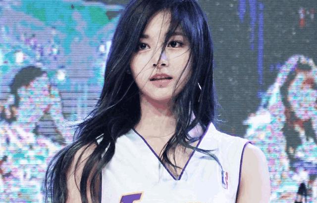 TWICE組合的周子瑜，天生的偶像卻沒放棄努力，越來越厲害