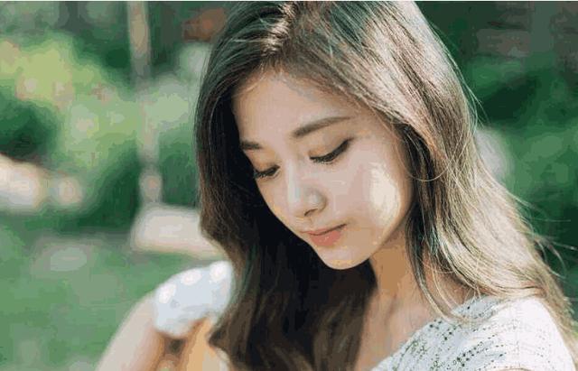 TWICE組合的周子瑜，天生的偶像卻沒放棄努力，越來越厲害