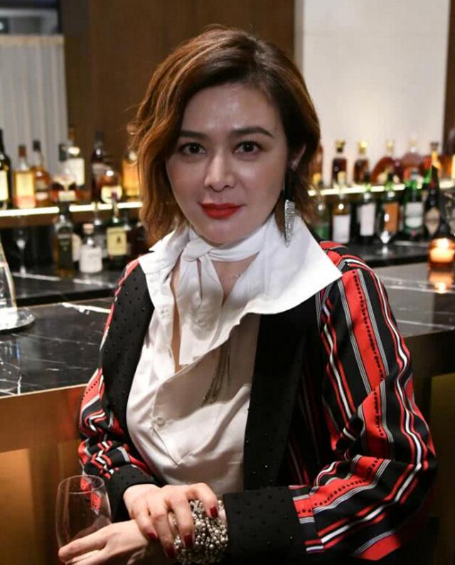 56歲關之琳近照曝光，儀態端莊，但小腿引起了網友的注意力！