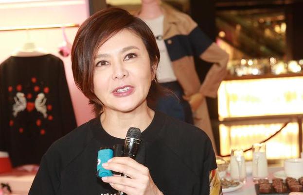56歲關之琳近照曝光，儀態端莊，但小腿引起了網友的注意力！