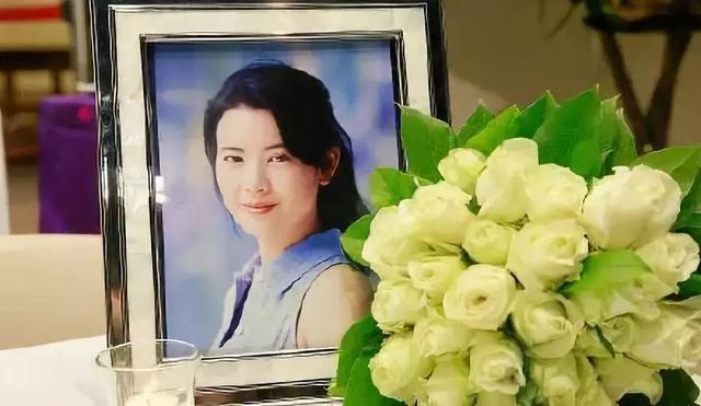 藍潔瑛追悼會張曼玉送行！陳美琪淚灑現場！藍潔瑛恩人竟是邱淑貞!