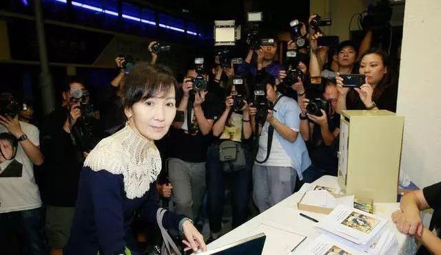 藍潔瑛追悼會張曼玉送行！陳美琪淚灑現場！藍潔瑛恩人竟是邱淑貞!