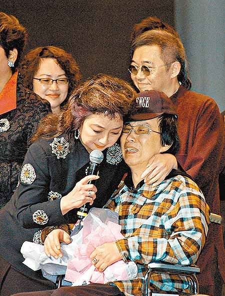 昔日天王巨星，車禍後妻子將他遺棄養老院，在朋友幫助下勉強度日！