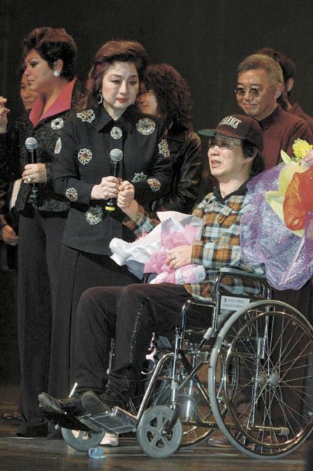 昔日天王巨星，車禍後妻子將他遺棄養老院，在朋友幫助下勉強度日！